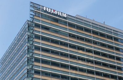 富士フイルムホールディングス株式会社様：社屋外観の写真
