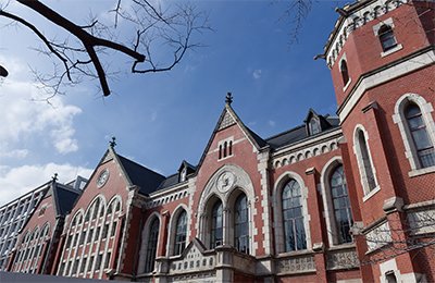 慶應義塾大学様：校舎外観の写真