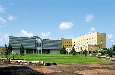 長崎県立大学様：校舎外観の写真