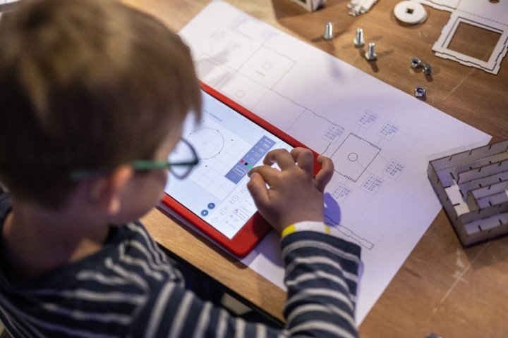 Little_engineer_Renee_Altrov.jpg