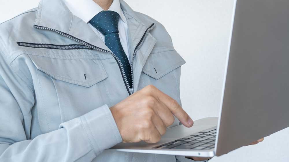 無線LANサーベイをするエンジニアの写真