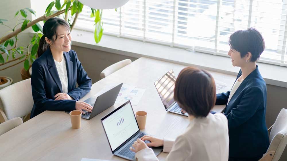 オフィスで打合せ中の従業員の写真